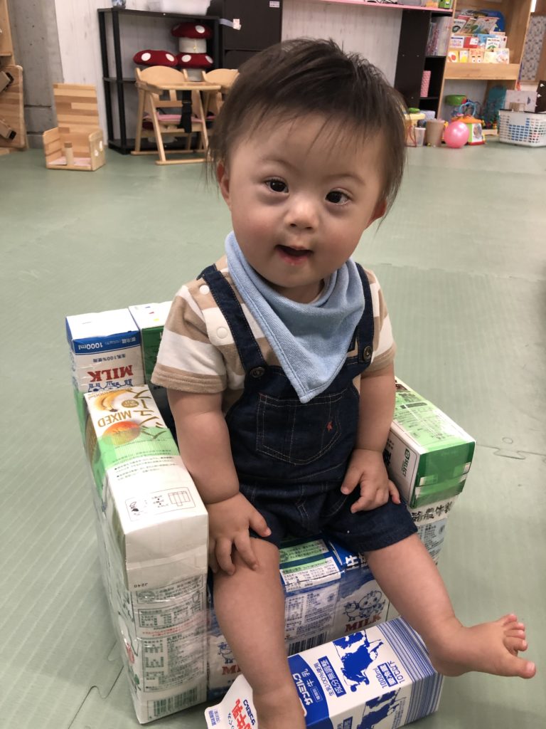 牛乳パック椅子 - 堺市東区北野田にあるダウン症児に特化したデイ
